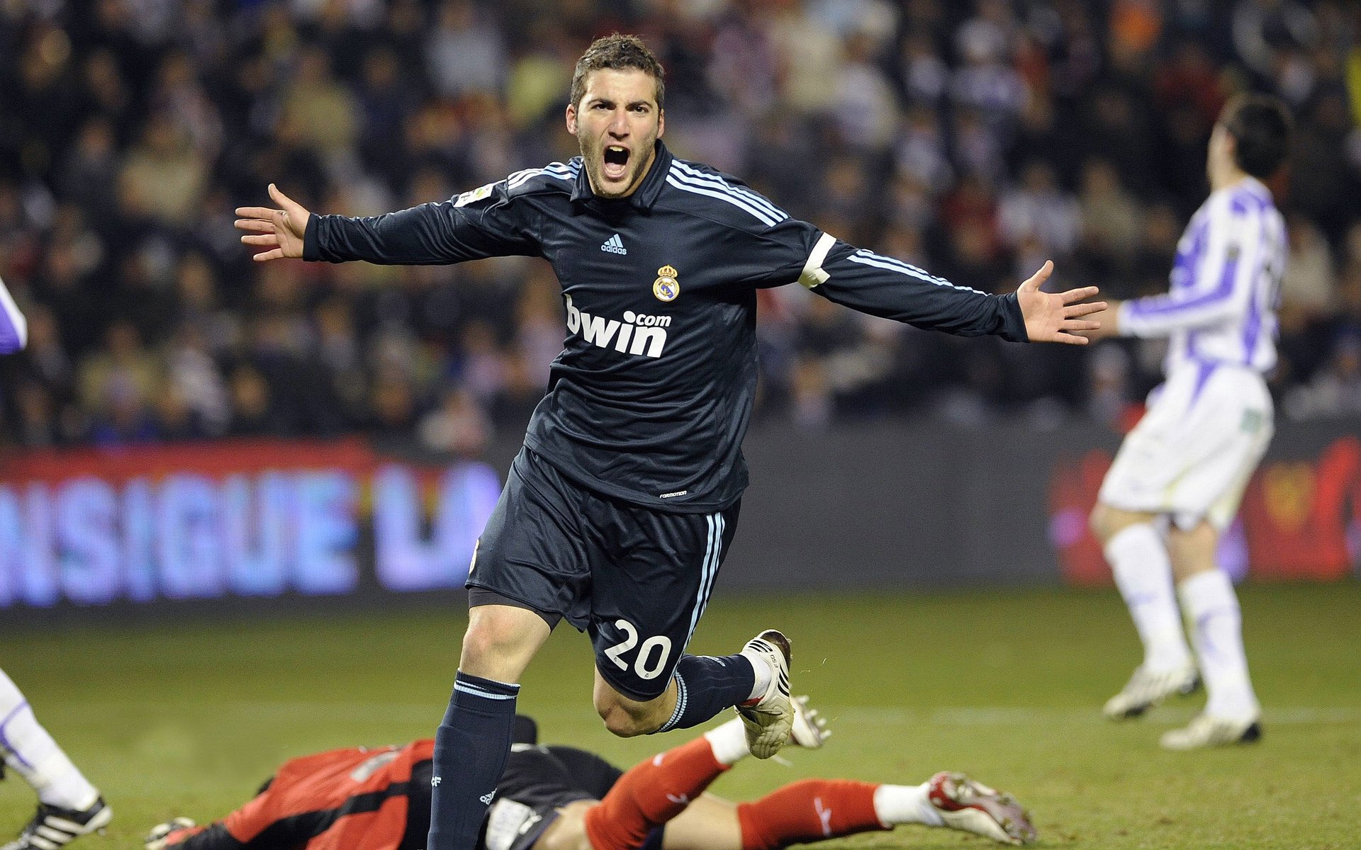 国足后场出球效率提升，进攻组织更顺畅，国足出线之后